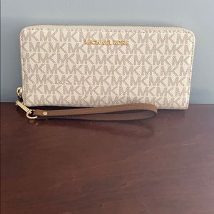 Micheal Kors large continental wallet